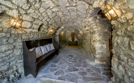 Pasillo del siglo 10 al gimnasio y sauna